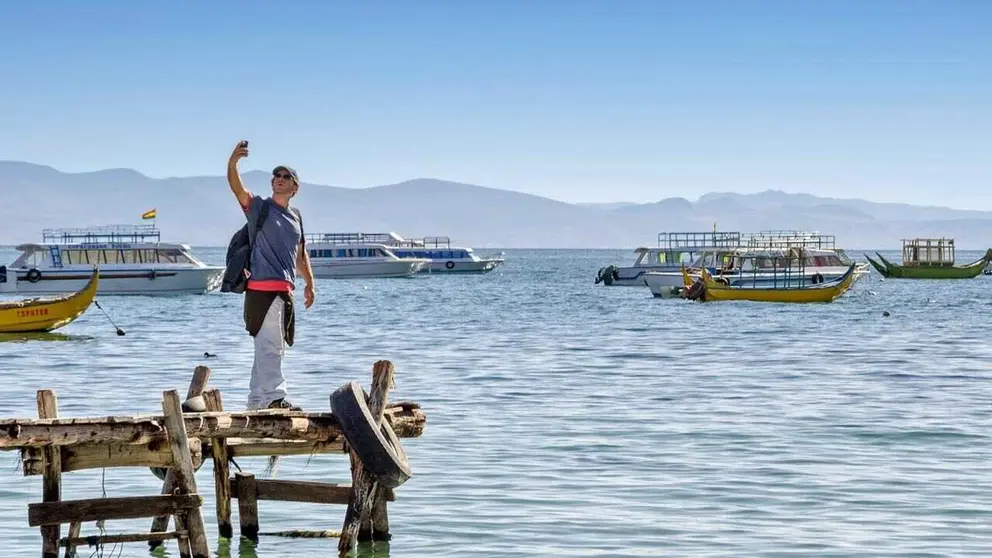 Un turista en un muelle del lago Titicaca, uno de los principales destinos tur&iacute;sticos de La Paz. Foto: Viceministerio de Turismo