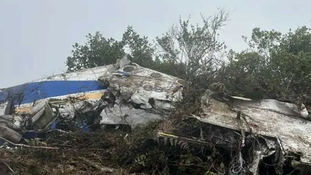 Restos de la aeronave en un &aacute;rea monta&ntilde;osa de dif&iacute;cil acceso./El tribuno