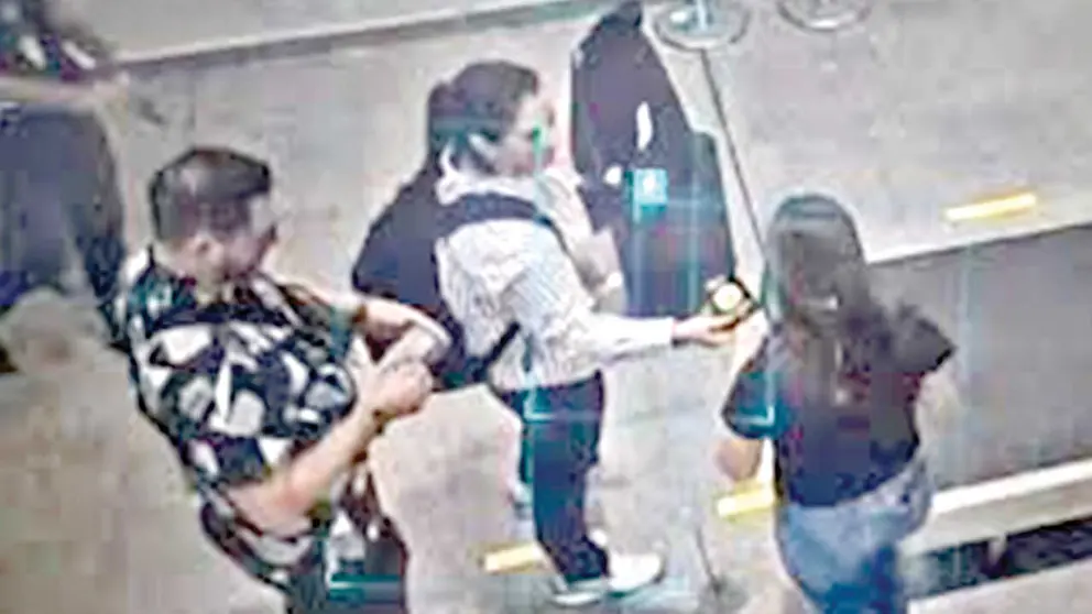 Laura Rojas en el momento en el que recog&iacute;a las maletas de Viru Viru./RRSS