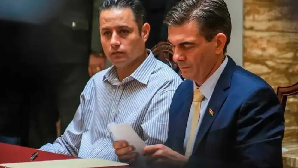 El vicepresidente Edmand Lara (i) y el presidente Rodrigo Paz, en un acto oficial. VISI&Oacute;N 360