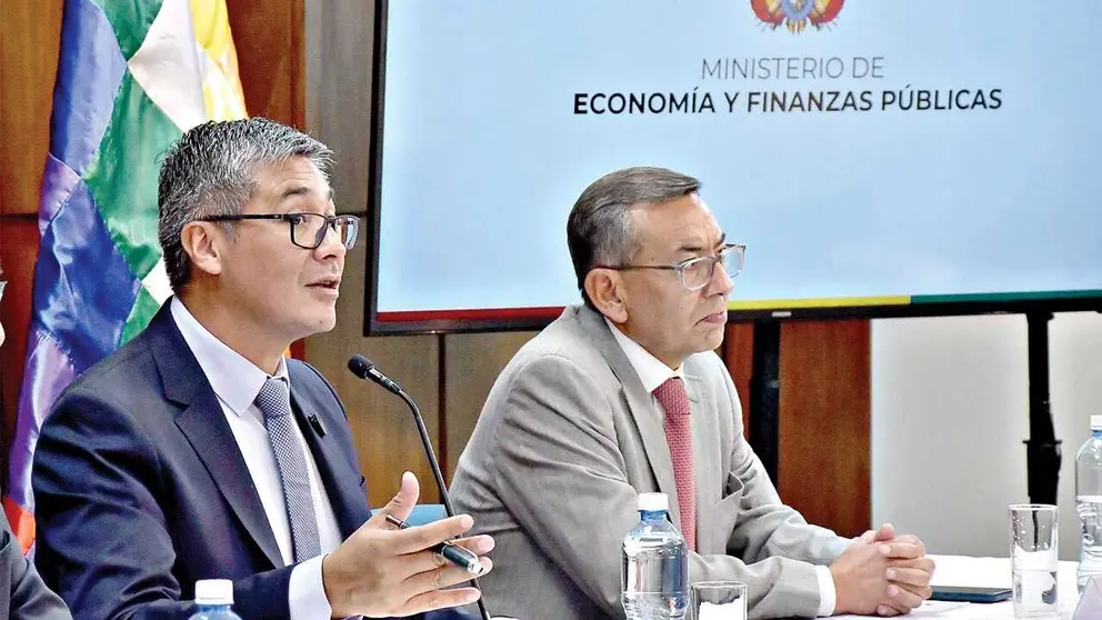 El ministro de Econom&iacute;a, Gabriel Espinoza, en conferencia de prensa./APG