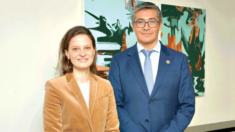 Una vicepresidenta del Banco Mundial (i) y el ministro de Econom&iacute;a de Bolivia, Gabriel Espinoza./ERBOL