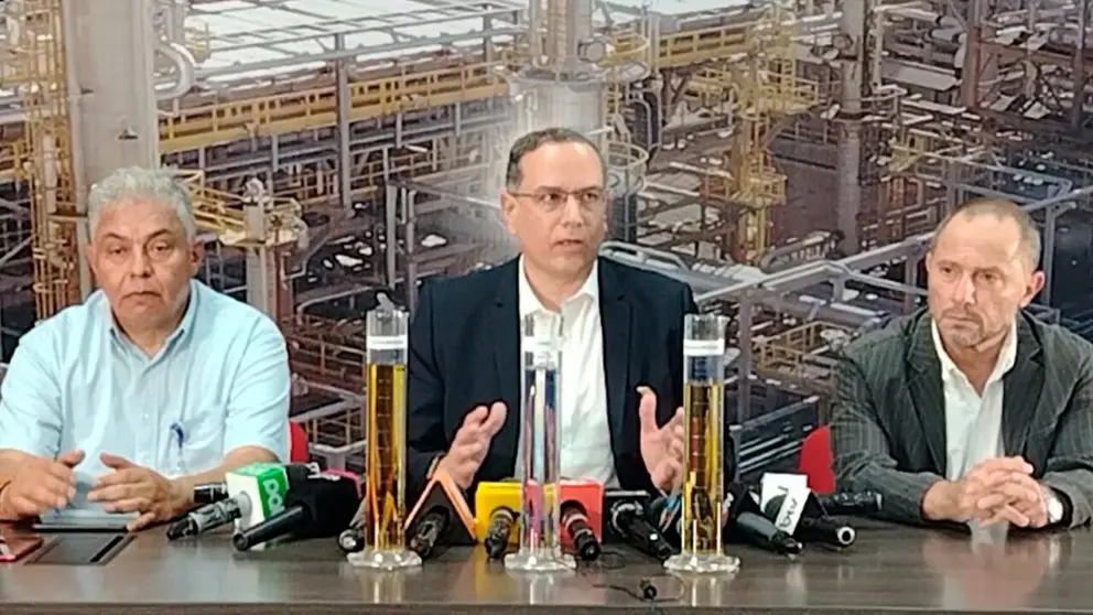 El presidente de YPFB, Yussef Akly, (centro) present&oacute; a dos nuevos gerentes.