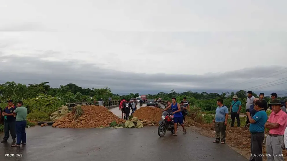 Bloqueo en el Tr&oacute;pico de Cochabamba contra la gasolina de mala calidad. RADIO KAWSACHUN COCA