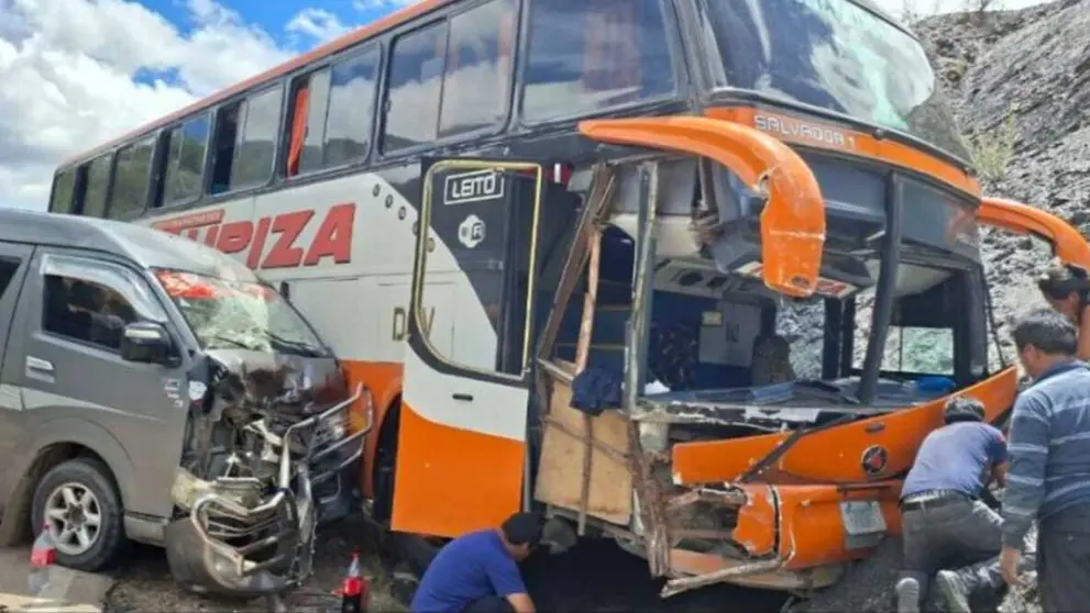 Los veh&iacute;culos implicados tras el accidente. URGENTE.BO
