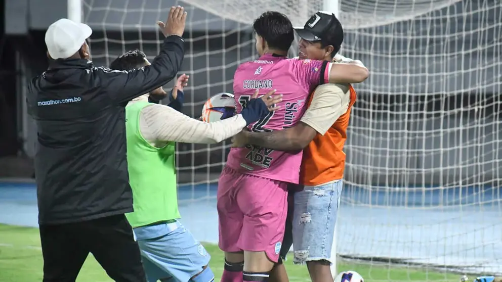 El portero Cordano celebra con sus compa&ntilde;eros tras el pase. DICO SOL&Iacute;S