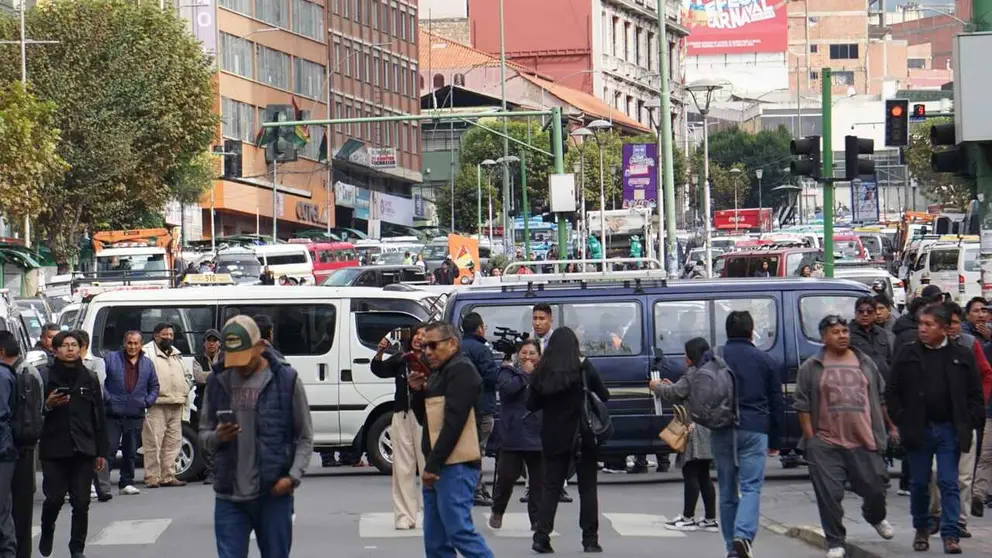 Choferes del sindicato Se&ntilde;or de Mayo bloquean el centro de La Paz. APG