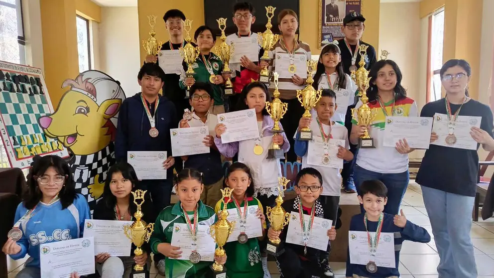 Los premiados de la disciplina que clasificaron al torneo. FBA