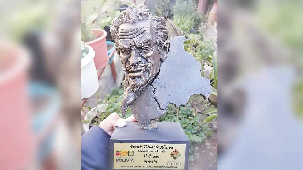 Estatuilla de una versi&oacute;n anterior de los Premios 
Eduardo Abaroa./ BRENDA MOLINA
