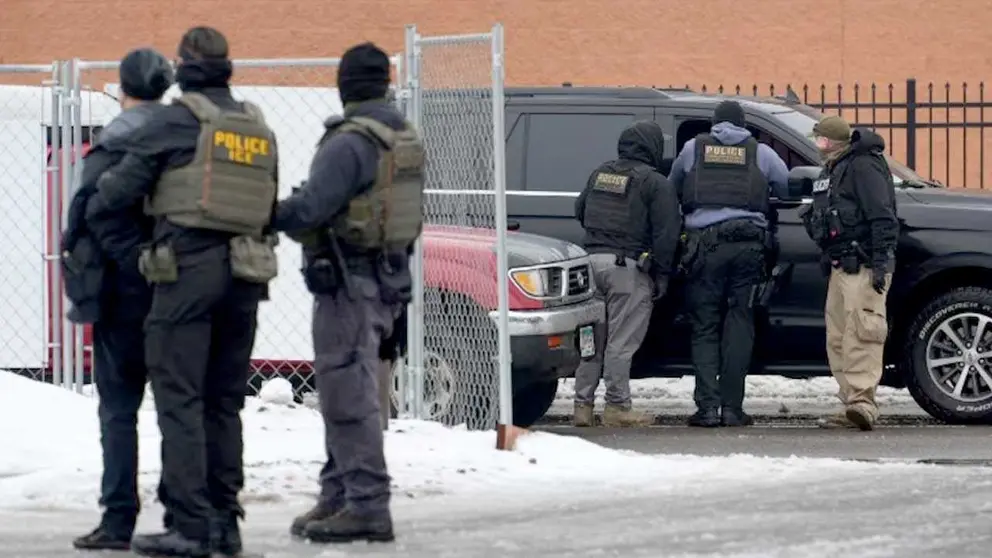 Oficiales del Servicio de Inmigración y Control de Aduanas (ICE) de Estados Unidos realizan detenciones, como parte de la política migratoria del presidente estadounidense Donald Trump./ INFOBAE