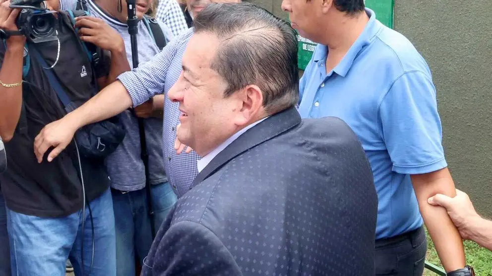 El alcalde de Santa Cruz, Jhonny Fernández, en calidad de aprehendido, fue trasladado a una clínica privada luego de sufrir una descompensación./ APG