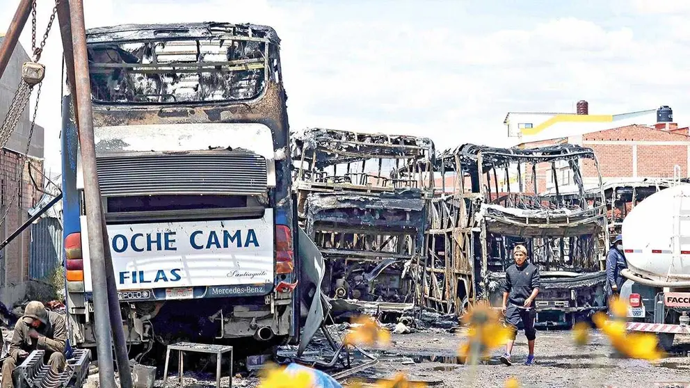 Los buses calcinados en un taller de Oruro./ APG