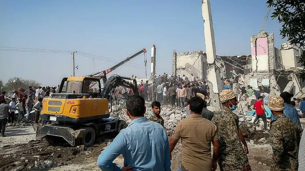 Equipos de rescate y residentes buscan entre los escombros de la escuela de primaria bombardeada en Minab, en el sur de Ir&aacute;n, este s&aacute;bado. AP