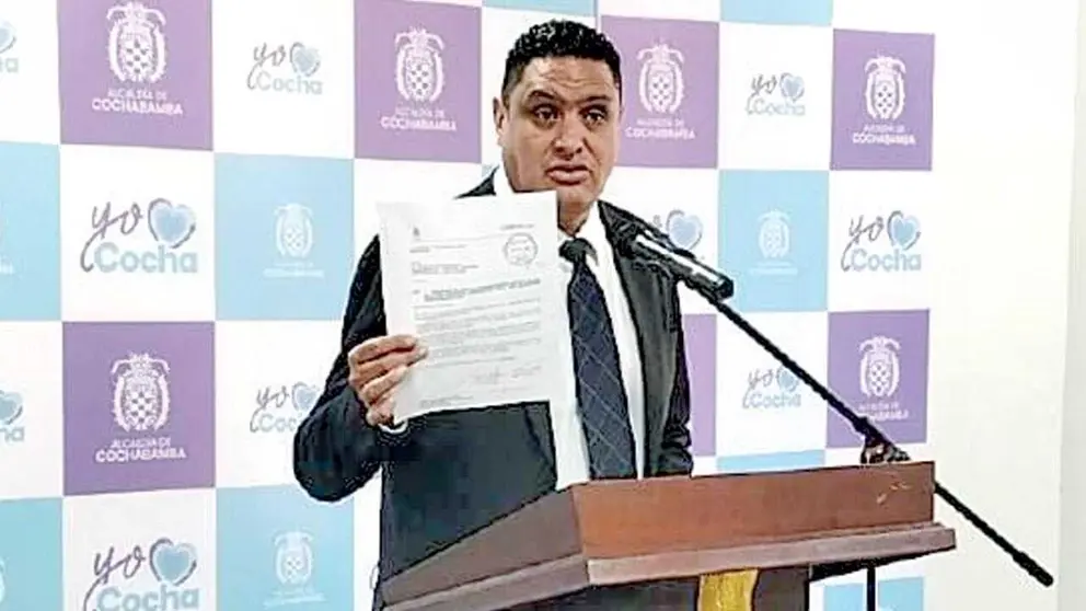 El Director de Comunicación e Imagen Corporativa expone la norma./ MELISSA REVOLLO