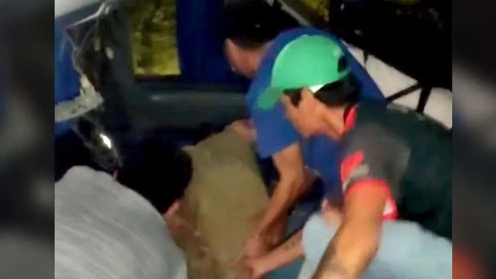 Una piedra cayó sobre un bus de la empresa Bolívar, que se dirigía de Santa Cruz a Sucre./ URGENTE.BO