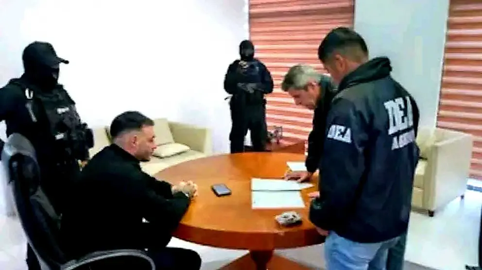 Tras ser capturado en Santa Cruz, agentes de la DEA toman la declaraci&oacute;n al narcotraficante uruguayo Sebasti&aacute;n Marset./ CORTES&Iacute;A