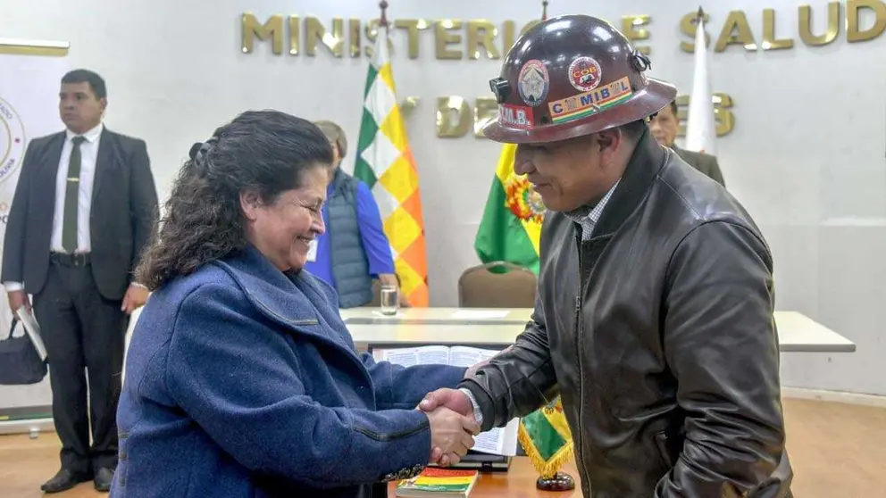 La ministra de Salud, Marcela Flores, posesion&oacute; este jueves al dirigente minero Whodin Gabriel Caracila Andia como presidente del directorio de la Caja Nacional de Salud (CNS)./ MINISTERIO DE SALUD
