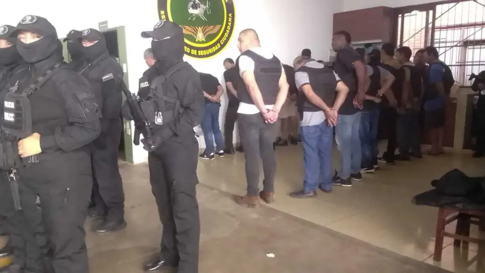 Personas detenidas en Santa Cruz.  APG