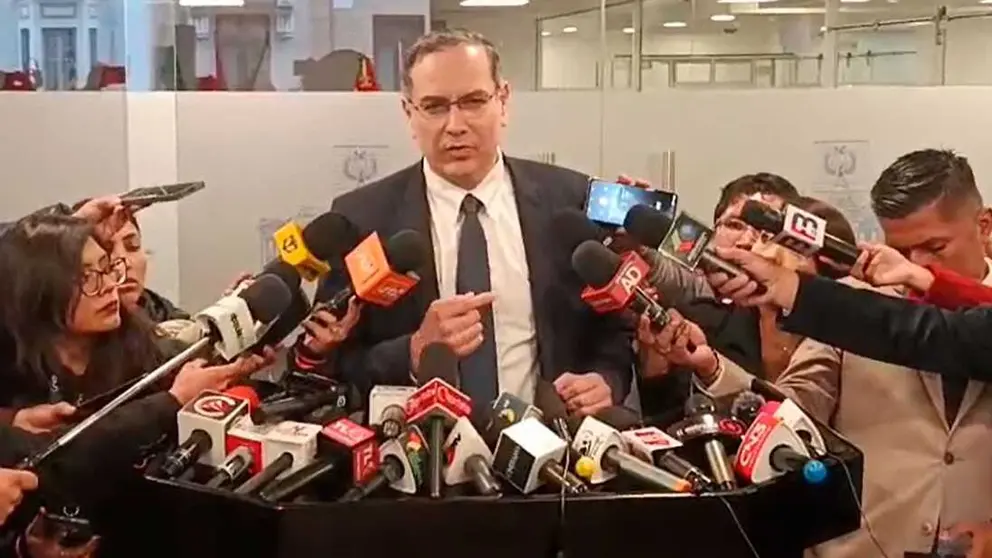 El presidente de YPFB, Yussef Akly, en una conferencia de prensa. ERBOL