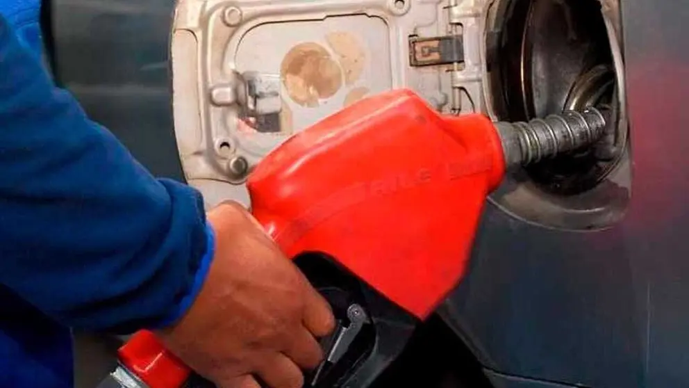 Imagen referencial de carga de combustible a un veh&iacute;culo. / ERBOL