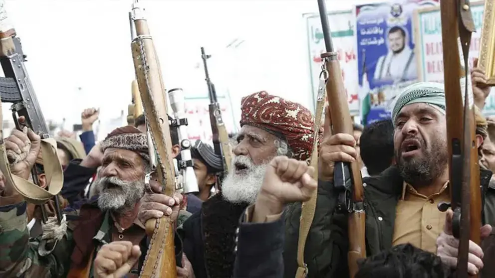 Un grupo de rebeldes hut&iacute;es armados en una protesta en contra de Israel y en respaldo a Ir&aacute;n. INFOBAE GETTY IMAGES