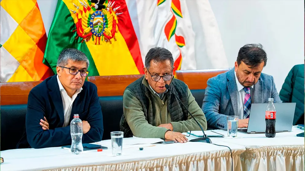 Ministro de Gobierno, Marco Antonio Oviedo (centro). Ministerio de Gobierno