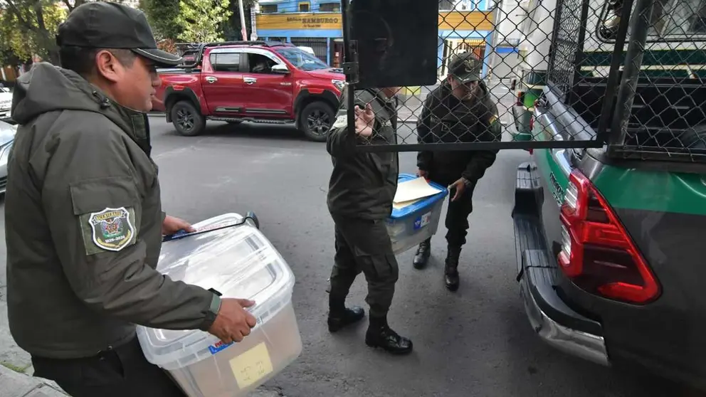 Polic&iacute;as trasladan el material  colectado en la casa de Luis Arce. APG