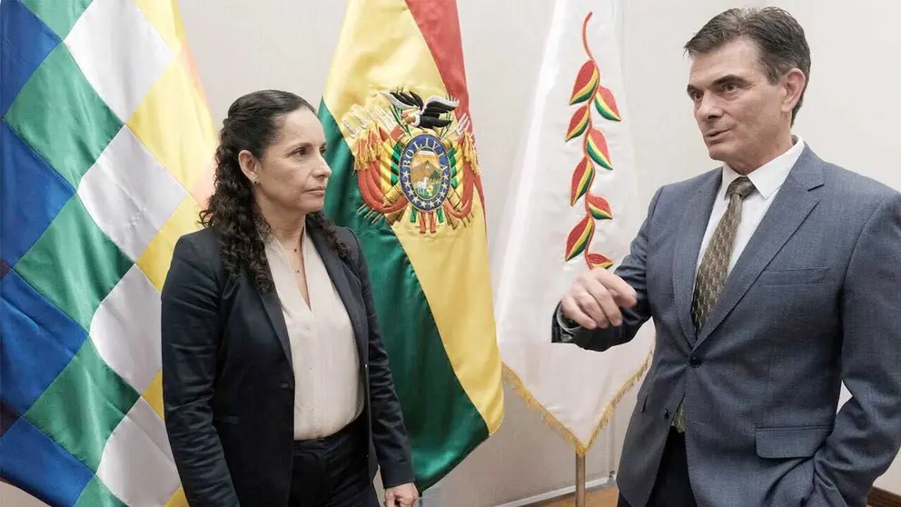 El presidente Rodrigo Paz y la nueva ejecutiva de YPFB. Claudia Cronenbold./ ABI