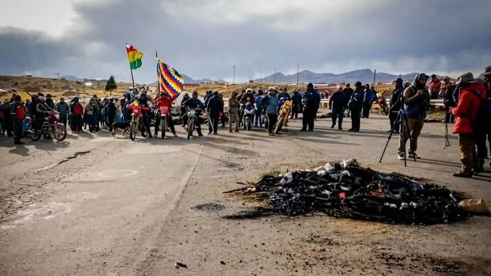 Grupo de manifestantes en la carretera La Paz - Oruro. OBRAS P&Uacute;BLICAS
