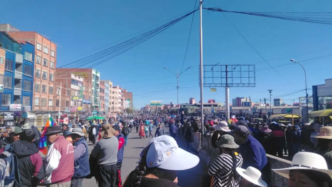 Concentraci&oacute;n de vecinos en la ciudad de El Alto. URGENTE.BO
