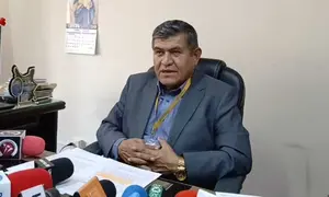 El director departamental de Educaci&oacute;n, Edgar Veizaga, durante la conferencia de prensa. CORTES&Iacute;A