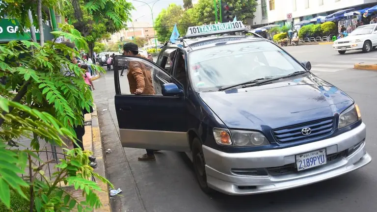Taxitrufi de la l&iacute;nea 101 en el centro de Cochabamba.	ARCHIVO