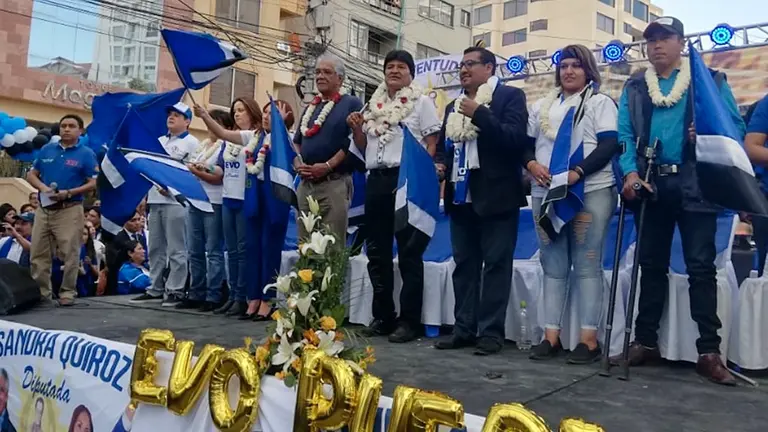El presidente Evo Morales junto a Juan R&iacute;os y los candidatos del MAS. OPINI&Oacute;N