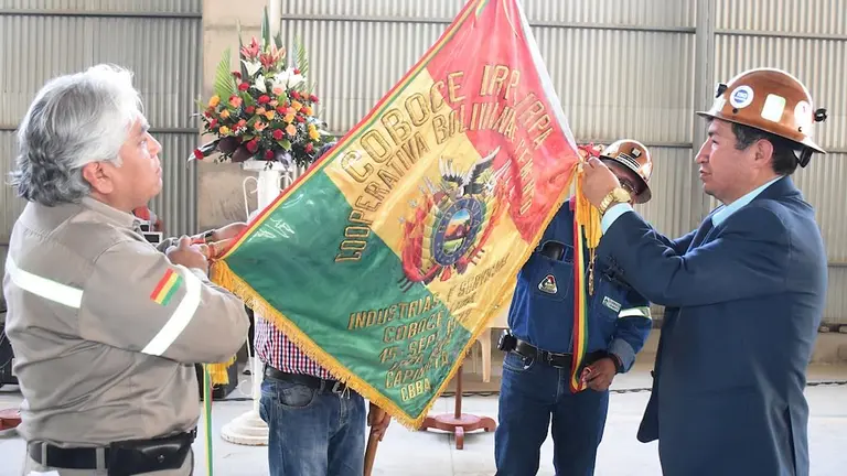 El presidentde de la C&aacute;mara Baja, V&iacute;ctor Borda (d), condecora el estandarte 
de COBOCE Cemento, durante la celebraci&oacute;n en Irpa Irpa.  Dico Sol&iacute;s