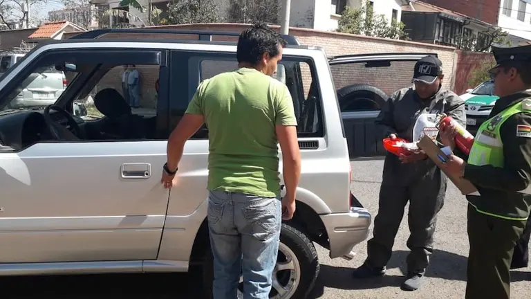 Un veh&iacute;culo en la inspecci&oacute;n t&eacute;cnica en Villa Granado. ARCHIVO