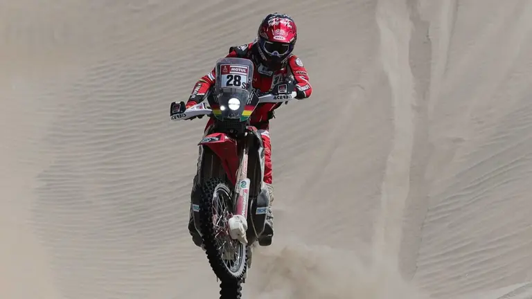 Daniel Nosiglia corre en su moto durante una prueba del Rally Dakar 2019. EFE