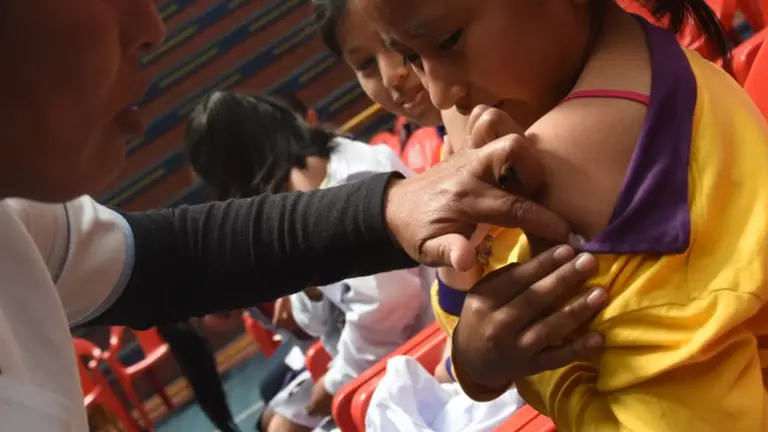 Una ni&ntilde;a es vacunada contra el virus del papiloma. Foto: Dico Sol&iacute;s