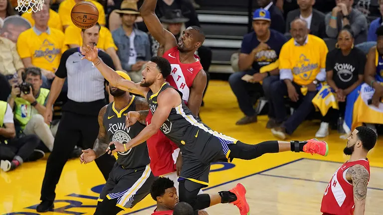 FOTODELD&Iacute;A - FOTODELD&Iacute;A - LWS105. OAKLAND (ESTADOS UNIDOS), 13/06/2019.- El jugador Stephen Curry (c) de Golden State Warriors lanza la pelota durante el sexto partido de las Finales de la NBA entre Toronto Raptors y Golden State Warriors este jueves, en el Oracle Arena, en Oakland (EE.UU.). Los Raptors lideran la serie 3-2 y de ganar esta noche asegurar&iacute;an su t&iacute;tulo como campeones de la NBA. Por su parte, los Warriors juegan un partido especial ya que se despedir&aacute;n del Oracle Arena, escenario del equipo desde 1966, para mudarse a la ciudad de San Francisco. EFE/JOHN G MABANGLO /PROHIBIDO SU USO POR SHUTTERSTOCK