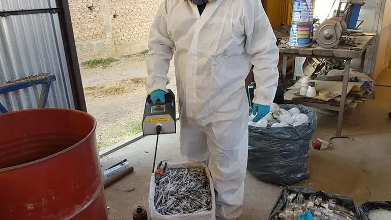 Personal de la empresa analiza residuos de focos en una f&aacute;brica. Mekatr&oacute;nika
