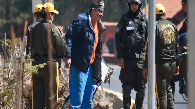 El motociclista mientras fue auxiliado, ayer. Dico Sol&iacute;s