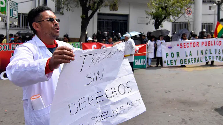Medicos marcharon hacia el Ministerio de Salud pidiendo ser incluidos en la Ley General del Trabajo./ Alexis DEMARCO/APG