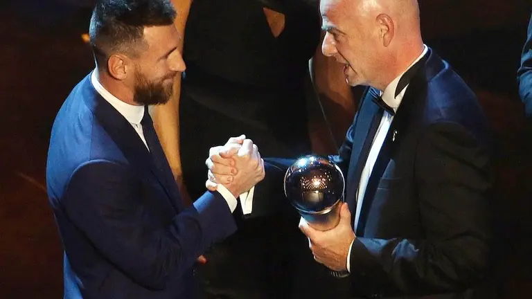 Lionel Messi, con el premio en sus manos, en la gala de Mil&aacute;n. EFE