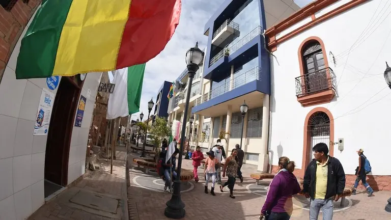 Pobladores caminan cerca de la plaza 6 de Agosto, en el municipio de Sacaba. Dico Sol&iacute;s