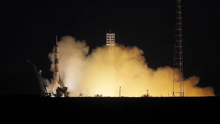 -FOTODELD&Iacute;A- EPA8823. BAIKONUR (KAZAKHSTAN), 25/09/2019.- Lanzamiento de nave tripulada rusa Soyuz MS-15 desde el cosm&oacute;dromo de Baikonur (Kazajist&aacute;n), este mi&eacute;rcoles, con rumbo a la Estaci&oacute;n Espacial Internacional (EEI). La nave, en la que viajan el cosmonauta ruso Oleg Skripochka, la astronauta estadounidense Jessica Meir y el emirat&iacute; Hazza al Mansouri, despeg&oacute; a las 13.57 GMT de la rampa de lanzamiento con ayuda de un cohete portador Soyuz FG. EFE/ Maxim Shipenkov