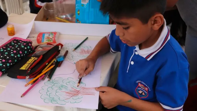 Un ni&ntilde;o participa del concurso de pintura en Sacaba. ALCALD&Iacute;A DE SACABA