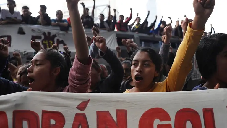 Padres y familiares de algunos de los 43 estudiantes de Ayotzinapa, as&Igrave; como estudiantes de la normal rural Isidro Burgos, encabezan un mitin frente a la sede de la Fiscal&Igrave;a General de la Rep˙blica (FGR). EFE