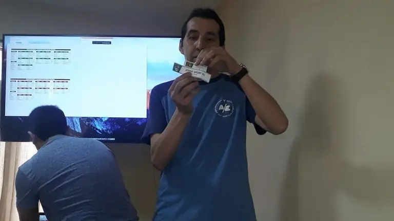 Mauricio Arnez (i), durante el sorteo de los grupos y el fixture del torneo.