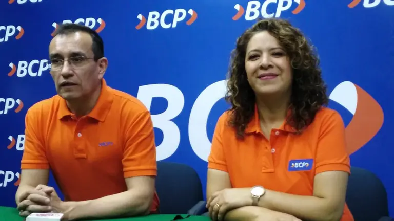 Arsenio Minaya, gerente de Banca Minorista Regi&oacute;n Centro del BCP y Evelin Resamano, gerente de Ventas de, BCP