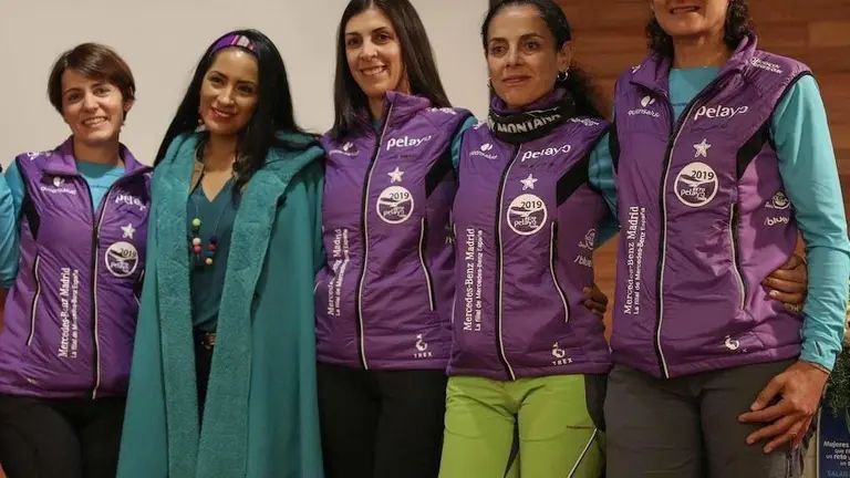 La Ministra de Culturas y Turismo, Wilma Alanoca, junto a algunas de las mujeres que cumplir&aacute;n el reto. EFE