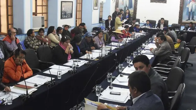 Miembros de la Asamblea Legislativa Departamental de Cochabamba en una sesi&oacute;n en septiembre. Ayar Wari